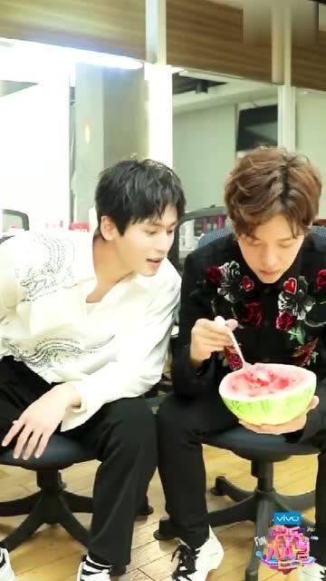 让朋友吃瓜搞笑视频,笑到肚子疼