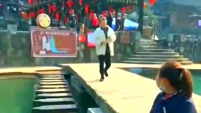 女人掉入湖里吃瓜视频,女子落水瞬间,围观者竟在吃瓜