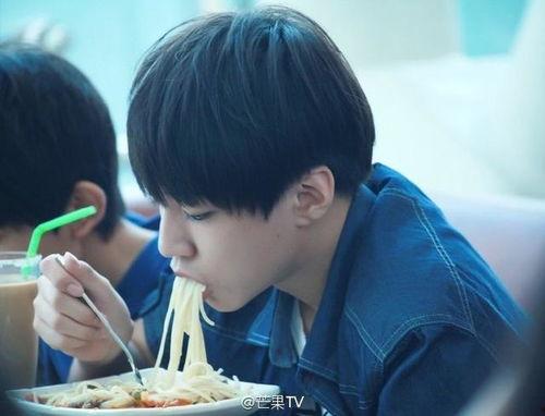 张翰和王俊凯吃瓜视频,揭秘娱乐圈幕后趣事