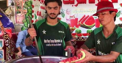 印度人怎么吃瓜视频,独特吃瓜文化大揭秘