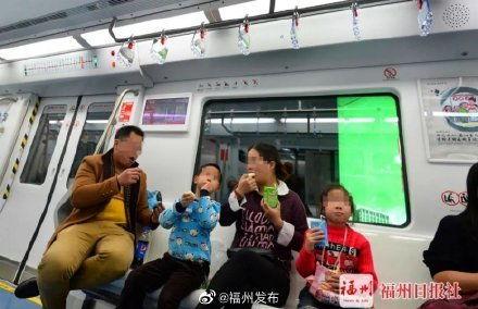 福州地铁吃瓜事件视频曝光,视频曝光引发网友热议