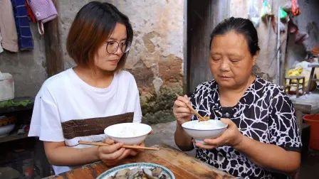 农村婆婆吃瓜的视频,传统生活趣味盎然