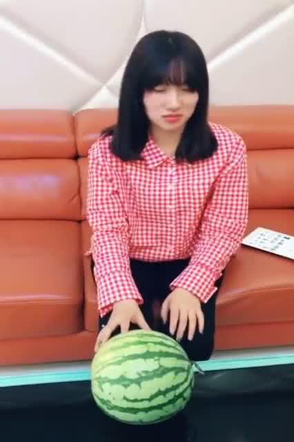 一位女人吃瓜的视频大全,揭秘女性吃瓜视频大全背后的趣味与潮流