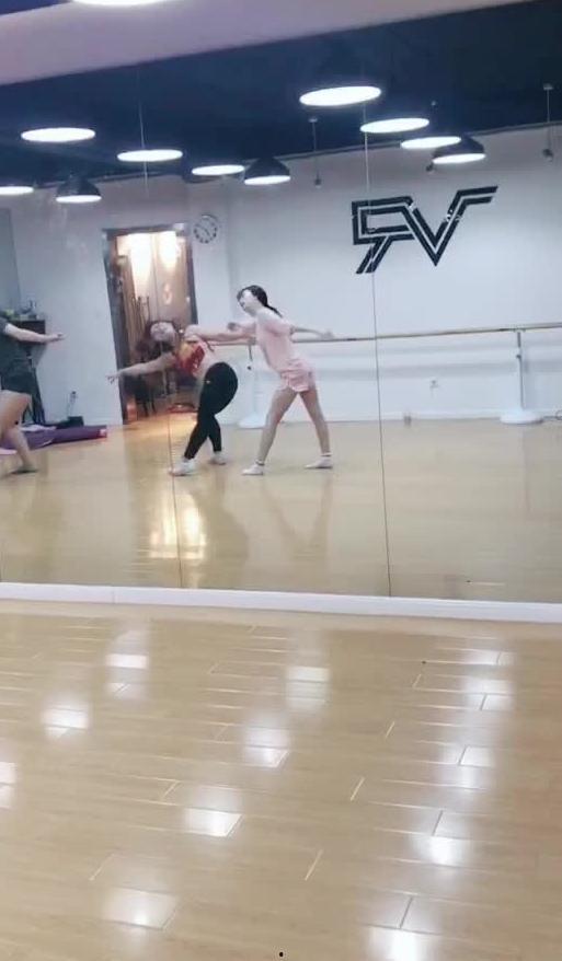 女孩跳舞吃瓜视频播放,女孩跳舞吃瓜视频走红网络