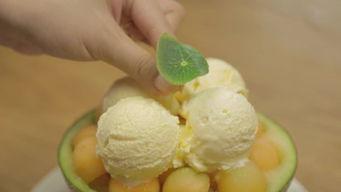 哈密瓜雪糕挤着吃的视频